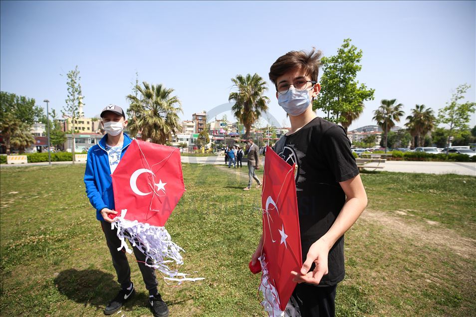 Pendik'te gençler, 19 Mayıs'ı, dev Türk bayrağı desenli uçurtmayı uçurarak kutladı