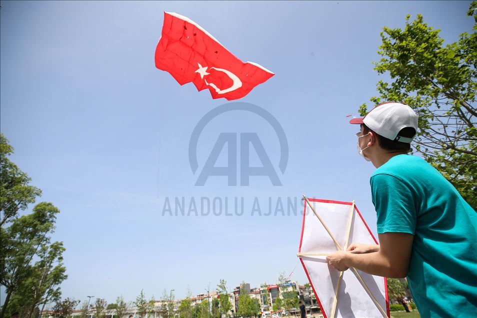 Pendik'te gençler, 19 Mayıs'ı, dev Türk bayrağı desenli uçurtmayı uçurarak kutladı