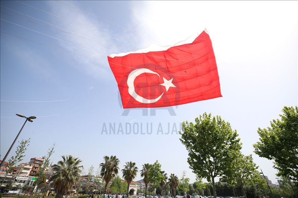 Pendik'te gençler, 19 Mayıs'ı, dev Türk bayrağı desenli uçurtmayı uçurarak kutladı