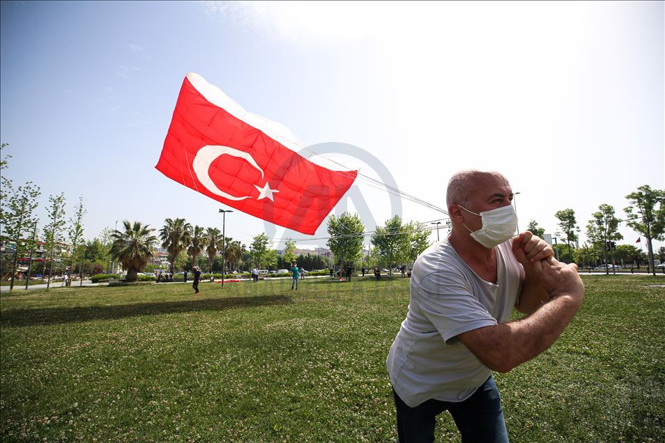 Pendik'te gençler, 19 Mayıs'ı, dev Türk bayrağı desenli uçurtmayı uçurarak kutladı