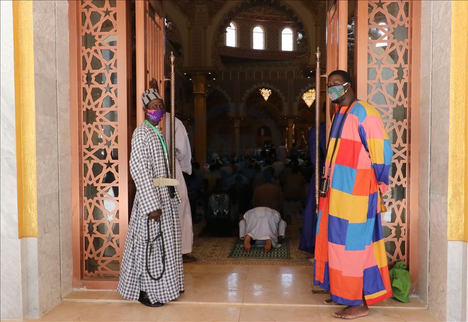Senegal'in bazı camilerinde 2 ay sonra ilk cuma namazı