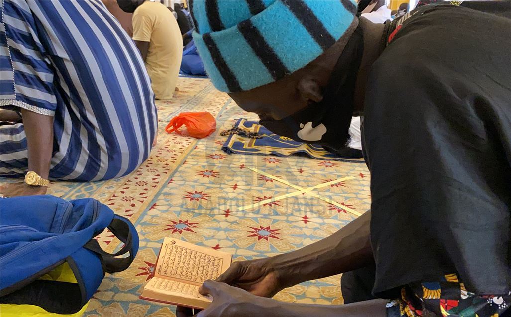 Senegal'in bazı camilerinde 2 ay sonra ilk cuma namazı