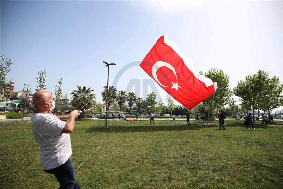 Pendik'te gençler, 19 Mayıs'ı, dev Türk bayrağı desenli uçurtmayı uçurarak kutladı