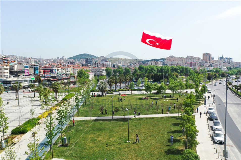 Pendik'te gençler, 19 Mayıs'ı, dev Türk bayrağı desenli uçurtmayı uçurarak kutladı