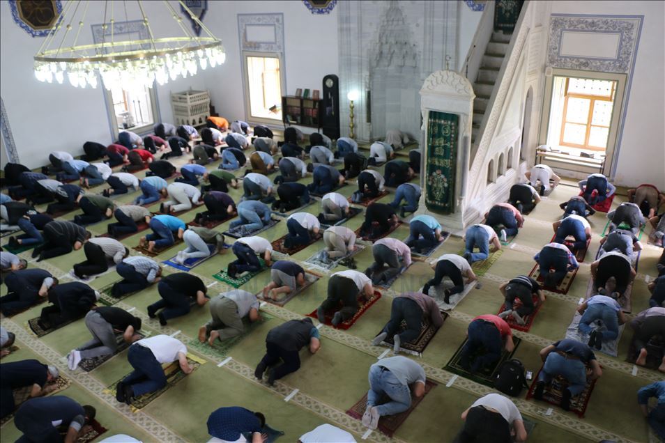 Maqedoni e Veriut, falet namazi i parë i xhumasë pas ndërprerjes dymujore