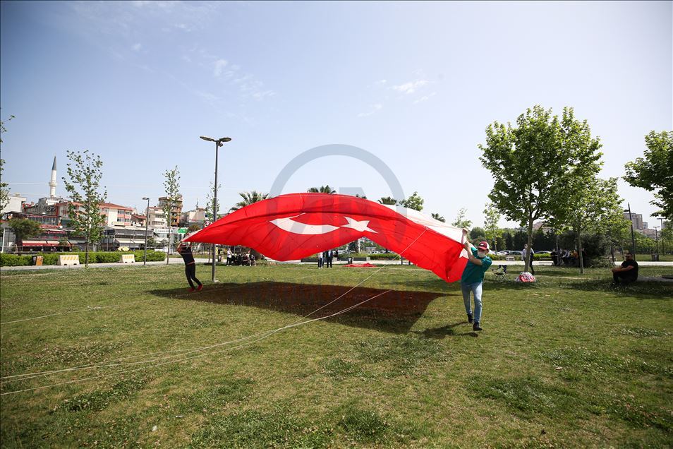 Pendik'te gençler, 19 Mayıs'ı, dev Türk bayrağı desenli uçurtmayı uçurarak kutladı