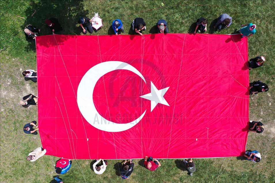 Pendik'te gençler, 19 Mayıs'ı, dev Türk bayrağı desenli uçurtmayı uçurarak kutladı