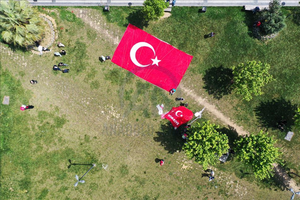 Pendik'te gençler, 19 Mayıs'ı, dev Türk bayrağı desenli uçurtmayı uçurarak kutladı