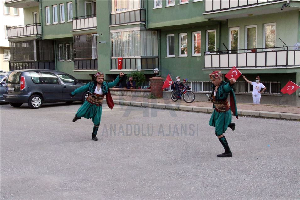 Uşak'ta vatandaşlar balkonlarında egzersiz yaptı