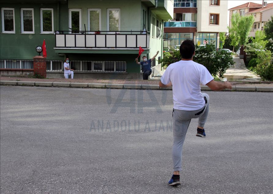 Uşak'ta vatandaşlar balkonlarında egzersiz yaptı