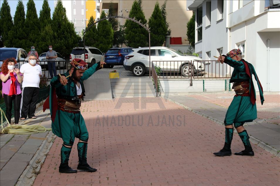 Uşak'ta vatandaşlar balkonlarında egzersiz yaptı