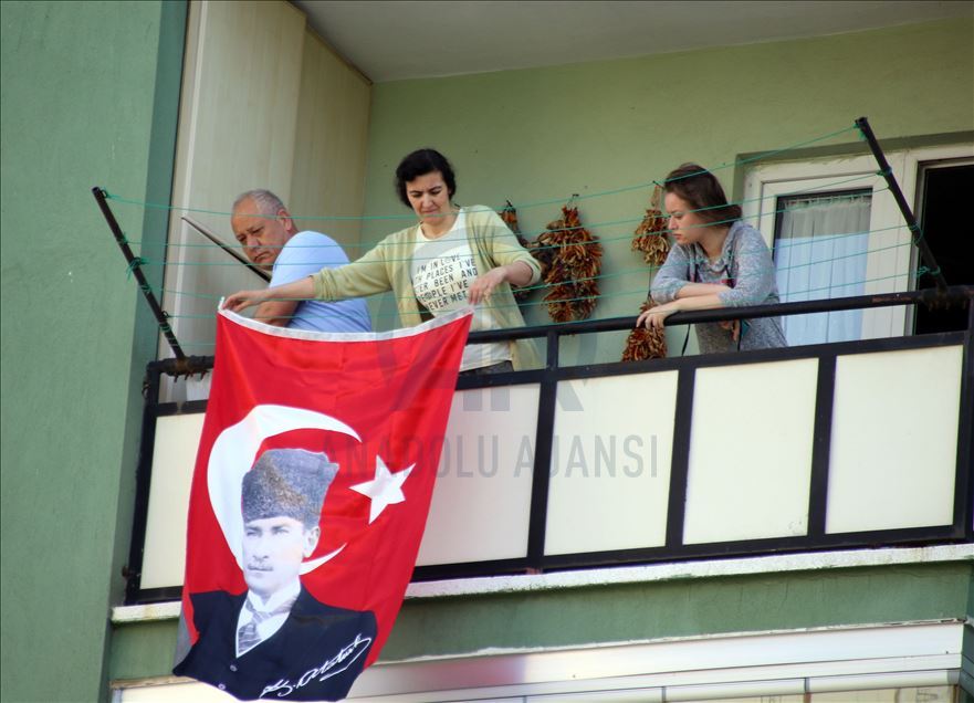 Uşak'ta vatandaşlar balkonlarında egzersiz yaptı