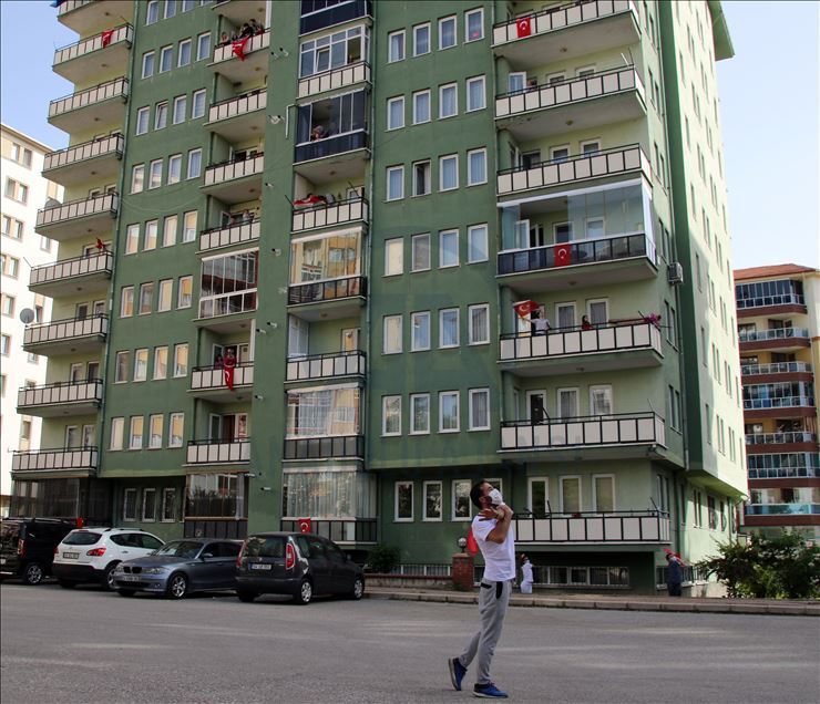 Uşak'ta vatandaşlar balkonlarında egzersiz yaptı