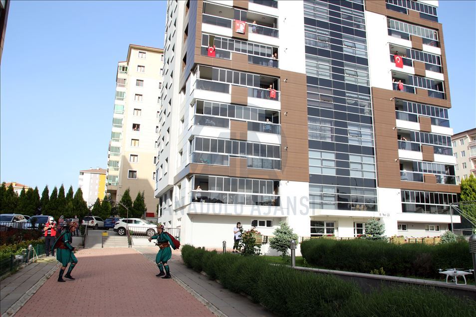 Uşak'ta vatandaşlar balkonlarında egzersiz yaptı