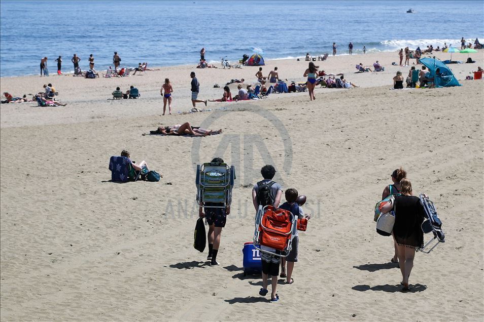 Miles de personas acudieron a las playas de Nueva Jersey en medio de la pandemia del coronavirus