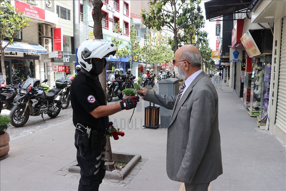 Bursa ile çevre illerde 65 yaş ve üzeri vatandaşlar yeniden sokağa çıktı