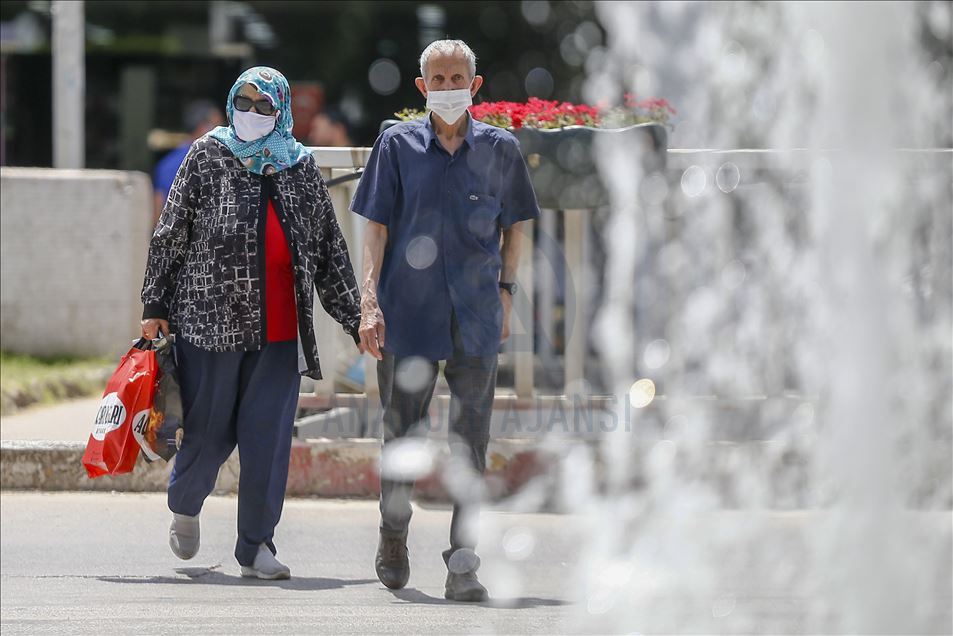 Antalya'da 65 yaş ve üzeri vatandaşlar sokağa çıktı