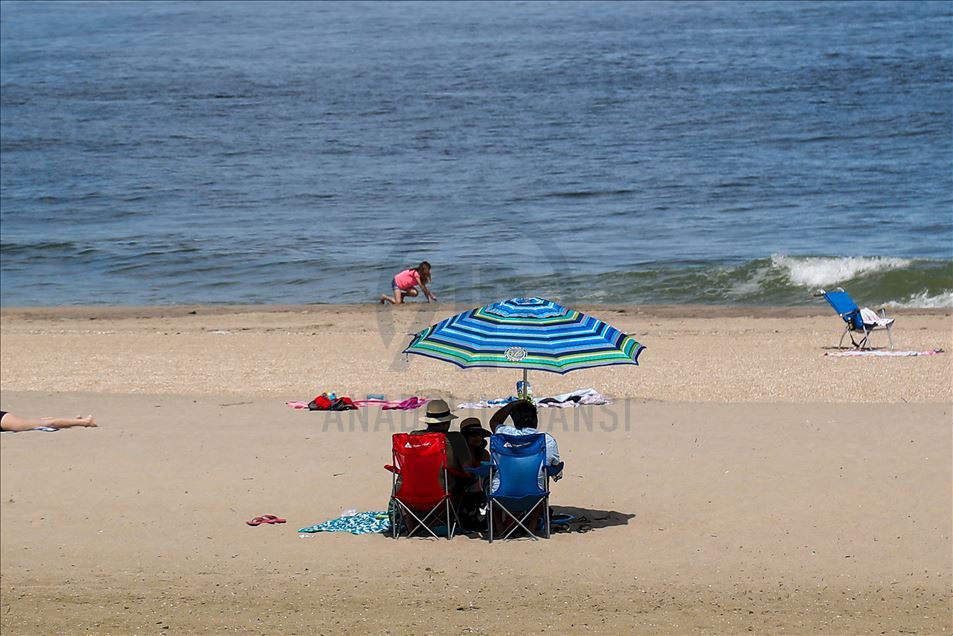 Miles de personas acudieron a las playas de Nueva Jersey en medio de la pandemia del coronavirus