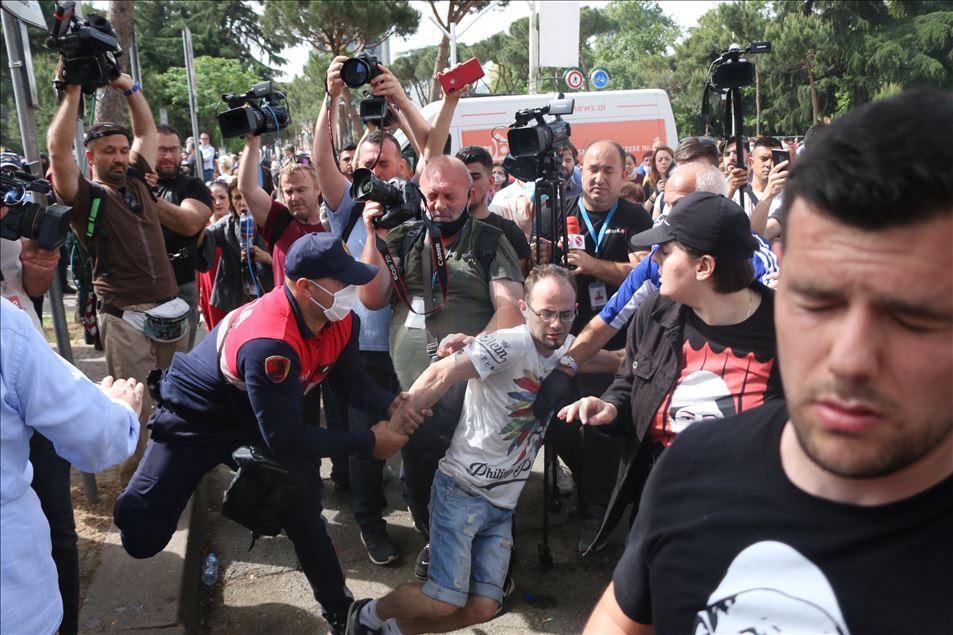 Tiranë, tensione gjatë shembjes së godinës së Teatrit Kombëtar
