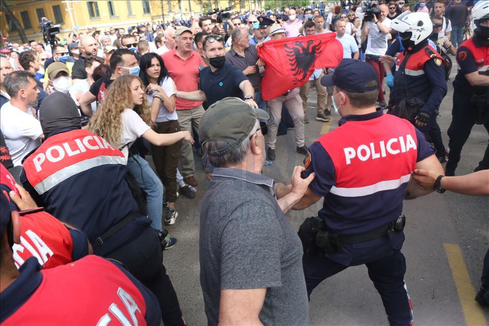 Tiranë, tensione gjatë shembjes së godinës së Teatrit Kombëtar
