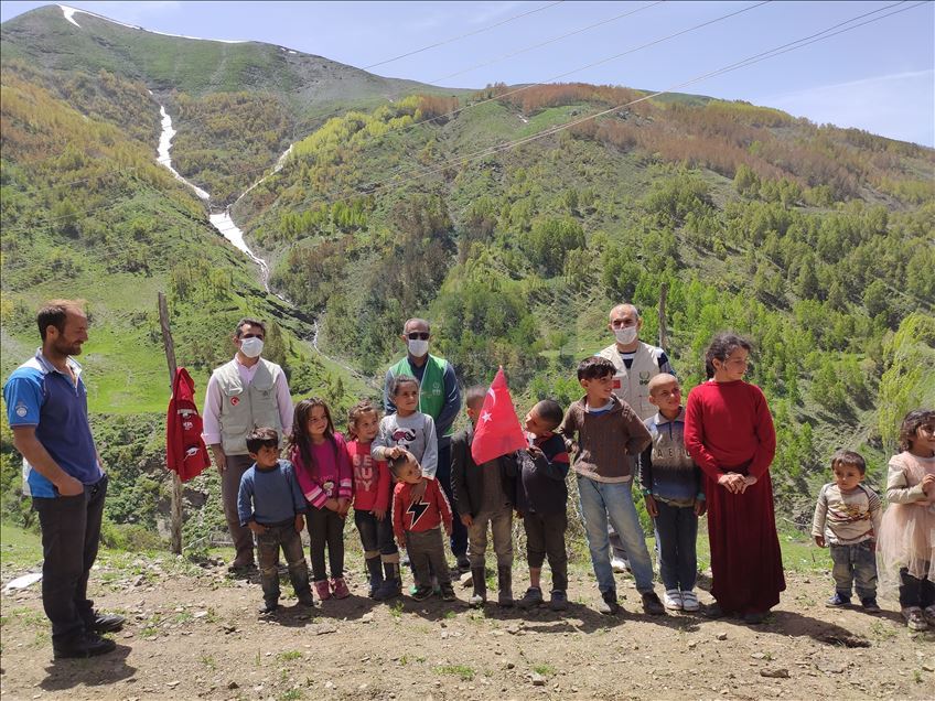 Zarokên gundên quntarê Çiyayê Meretoyê bi kincên eydê şa kirin