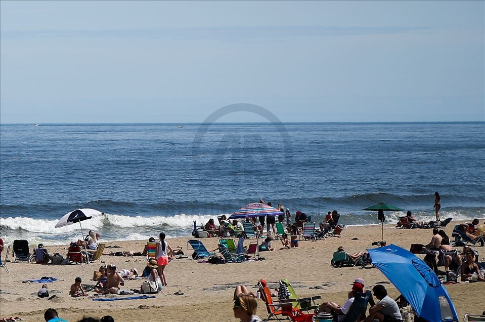 Miles de personas acudieron a las playas de Nueva Jersey en medio de la pandemia del coronavirus