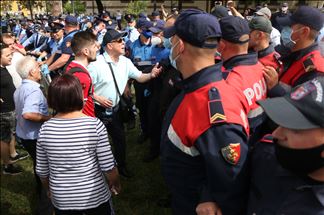 Tiranë, tensione gjatë shembjes së godinës së Teatrit Kombëtar