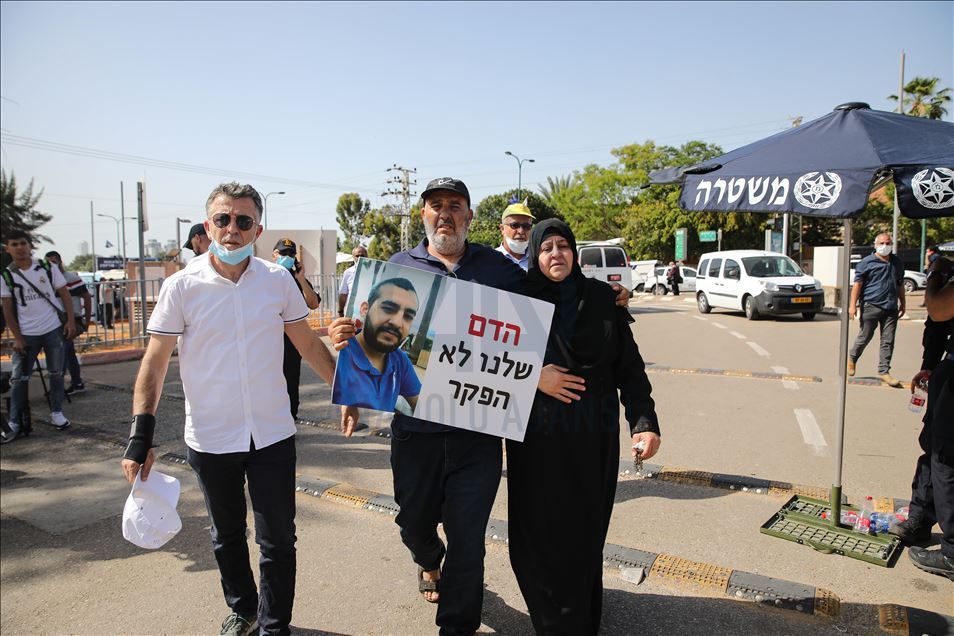 مواطنون يحتجون على قتل عربي في مدخل مستشفى إسرائيلي
