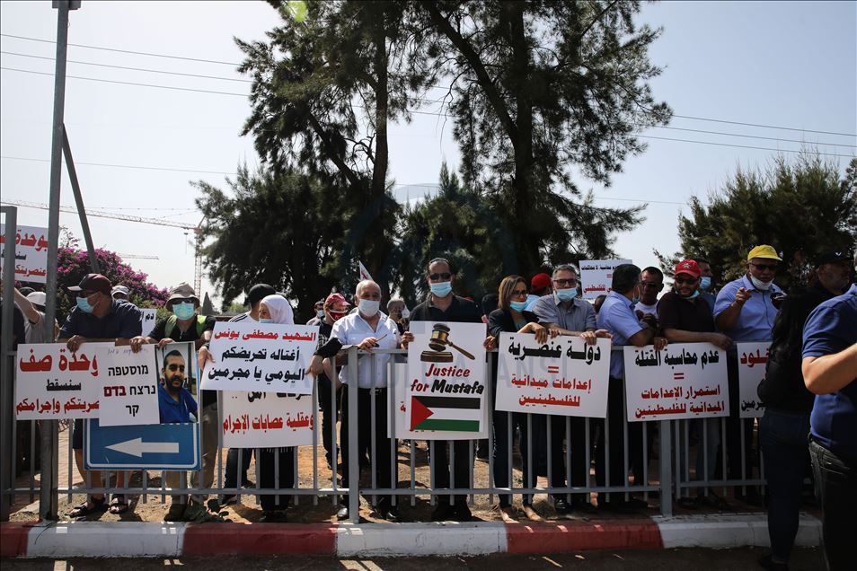 مواطنون يحتجون على قتل عربي في مدخل مستشفى إسرائيلي
