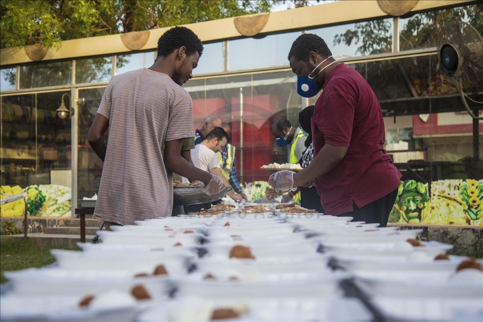 الخرطوم.. مبادرة تطوعية لإفطار طواقم "كورونا" بالمستشفيات

