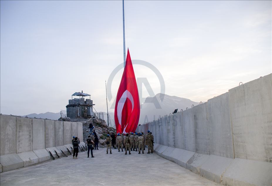 Kato Dağı'na 19 Mayıs kutlamaları kapsamında dev Türk bayrağı dikildi