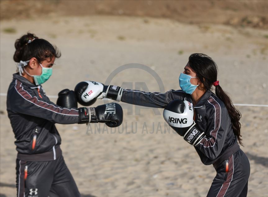 Gaza: boxeadores palestinos entrenan en la playa durante la pandemia