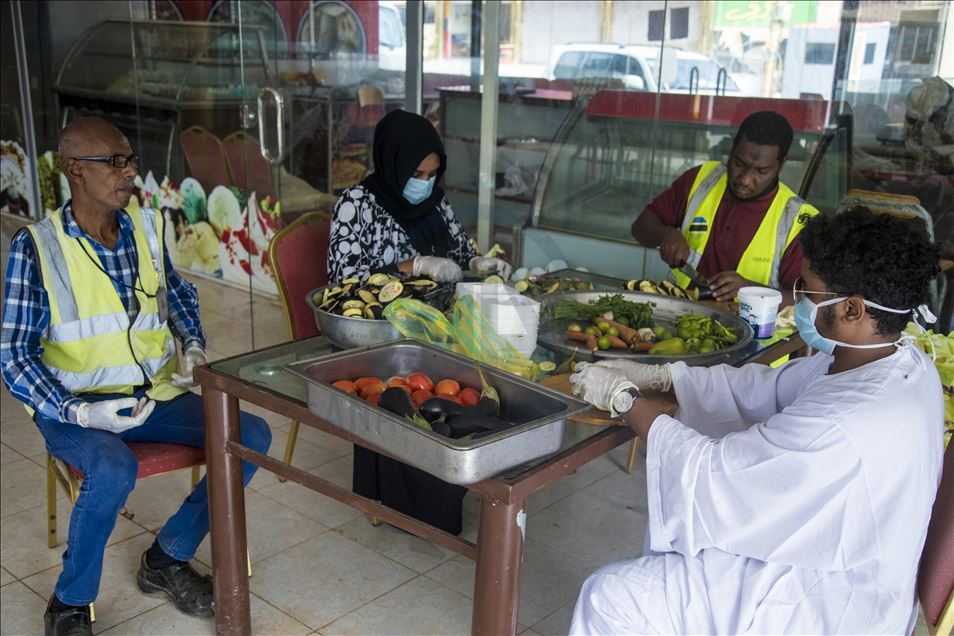 الخرطوم.. مبادرة تطوعية لإفطار طواقم "كورونا" بالمستشفيات

