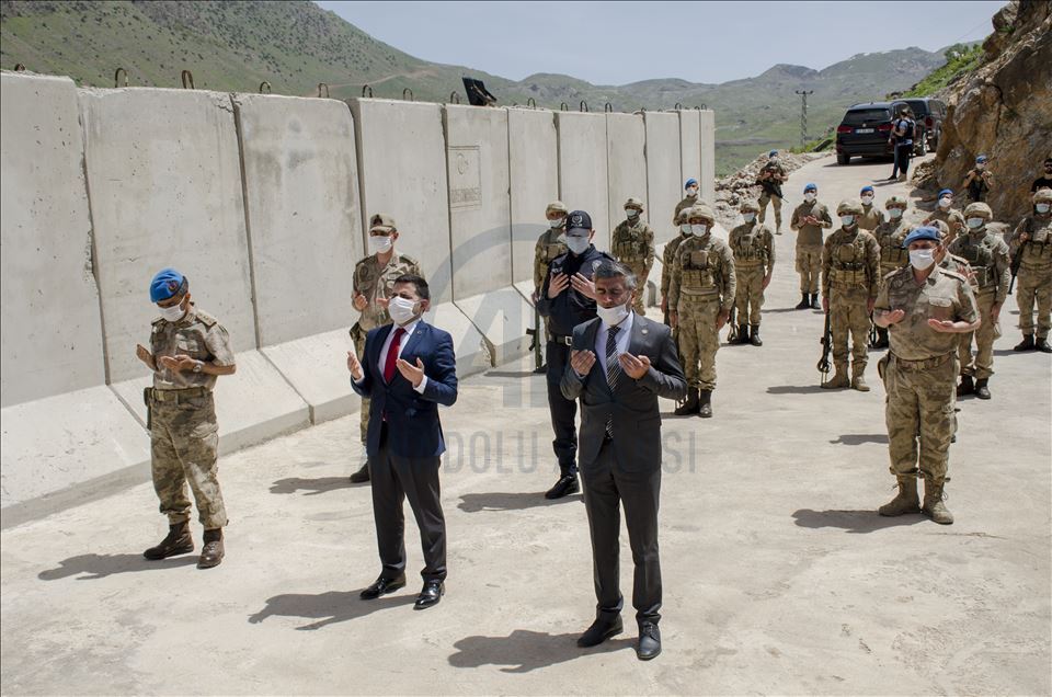 Kato Dağı'na 19 Mayıs kutlamaları kapsamında dev Türk bayrağı dikildi
