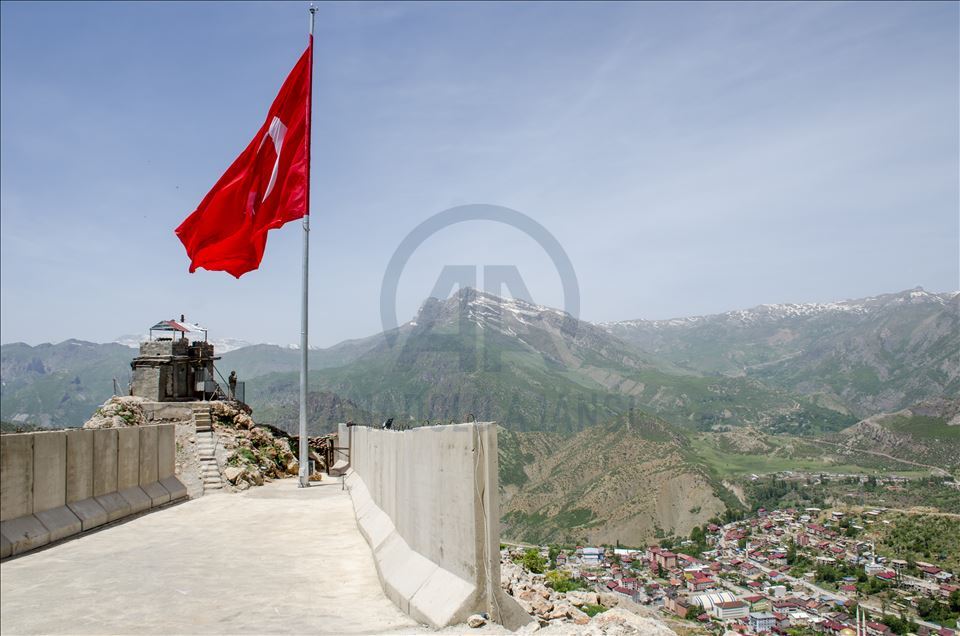 Kato Dağı'na 19 Mayıs kutlamaları kapsamında dev Türk bayrağı dikildi