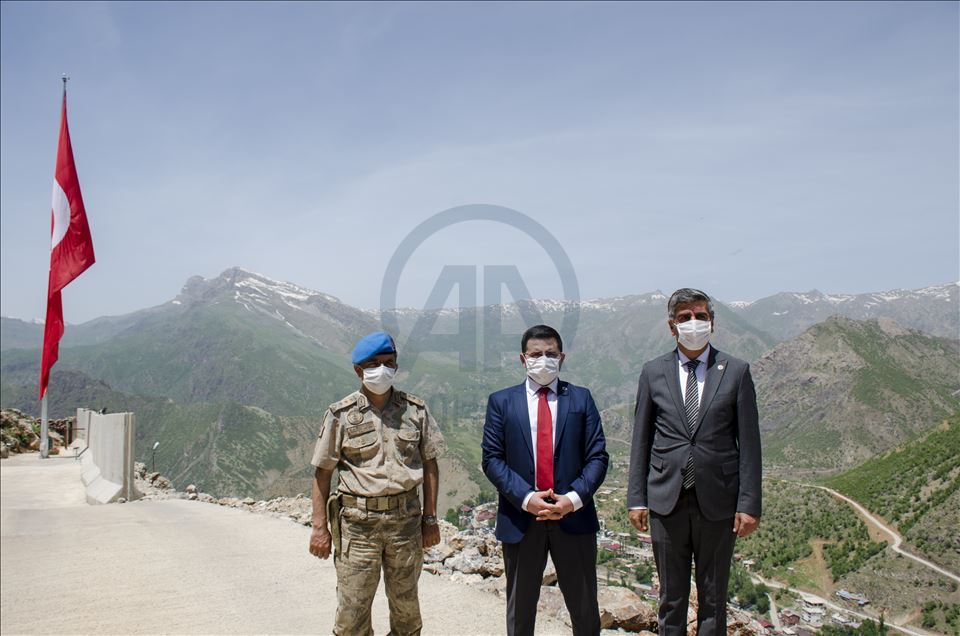 Kato Dağı'na 19 Mayıs kutlamaları kapsamında dev Türk bayrağı dikildi