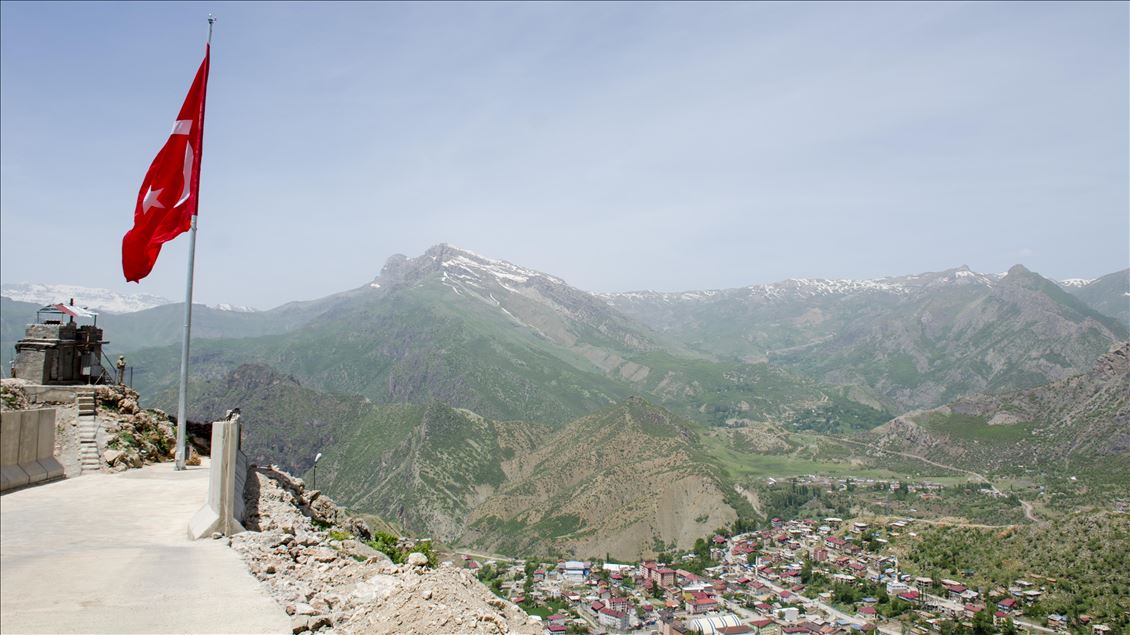 Kato Dağı'na 19 Mayıs kutlamaları kapsamında dev Türk bayrağı dikildi