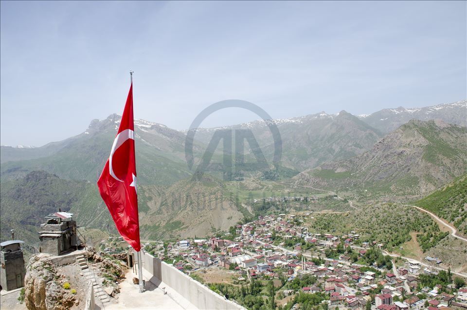 Kato Dağı'na 19 Mayıs kutlamaları kapsamında dev Türk bayrağı dikildi