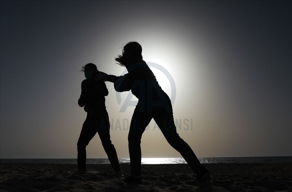 Gaza: boxeadores palestinos entrenan en la playa durante la pandemia