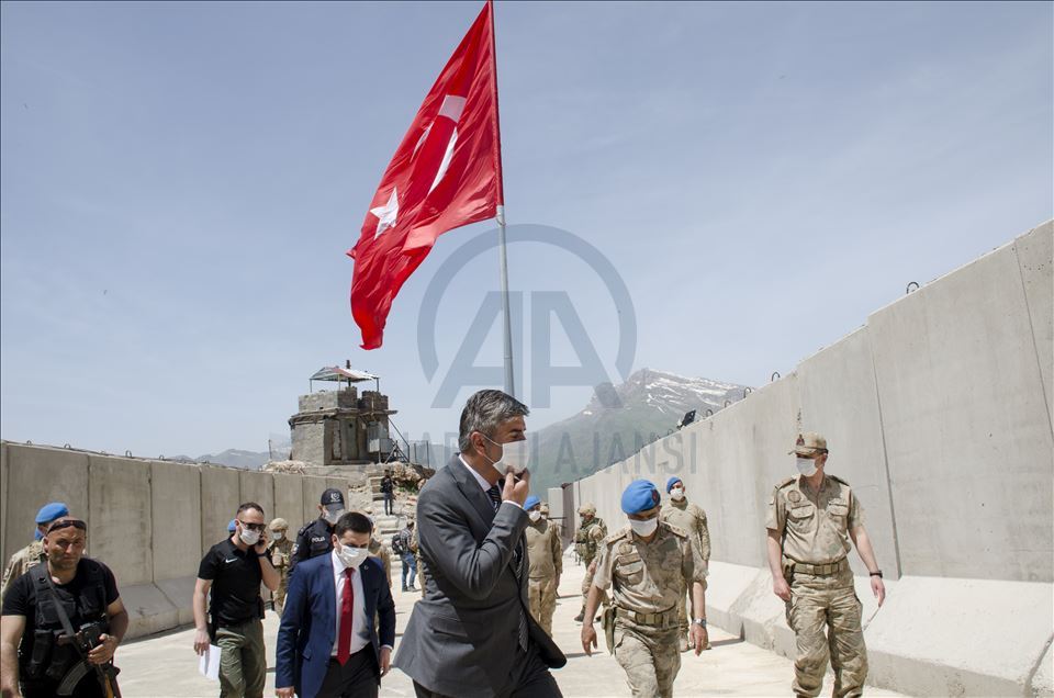 Kato Dağı'na 19 Mayıs kutlamaları kapsamında dev Türk bayrağı dikildi