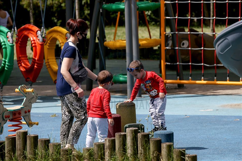 İstanbul'da parklar, sahiller ve sokaklar çocuk sesleriyle şenlendi