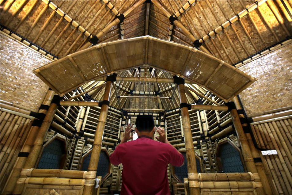 Masjid berbahan bambu terbesar di Indonesia