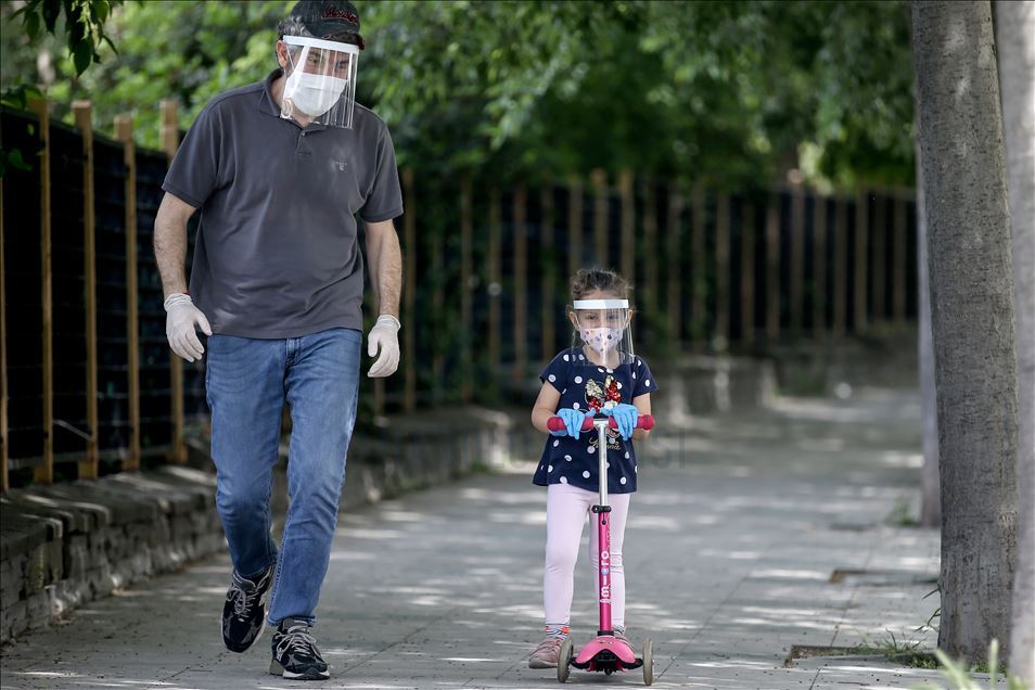İstanbul'da parklar, sahiller ve sokaklar çocuk sesleriyle şenlendi