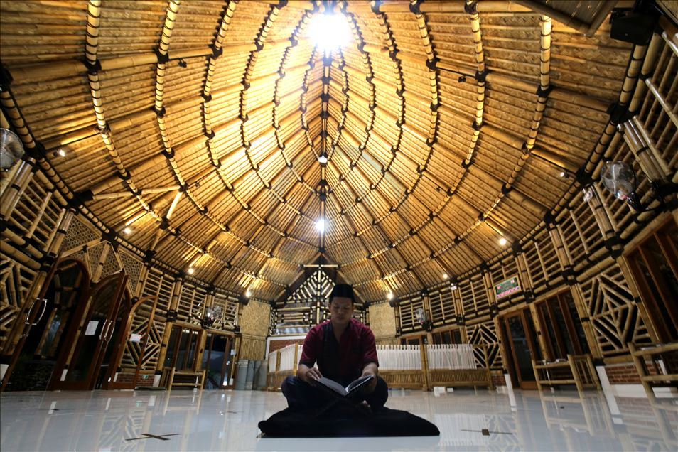 Masjid berbahan bambu terbesar di Indonesia