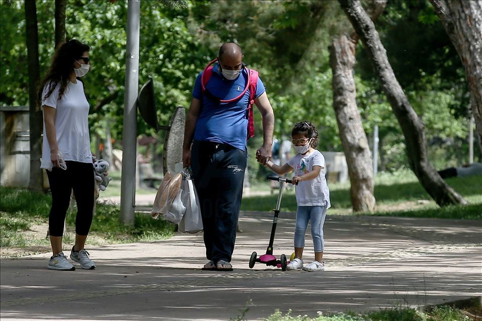 İstanbul'da parklar, sahiller ve sokaklar çocuk sesleriyle şenlendi