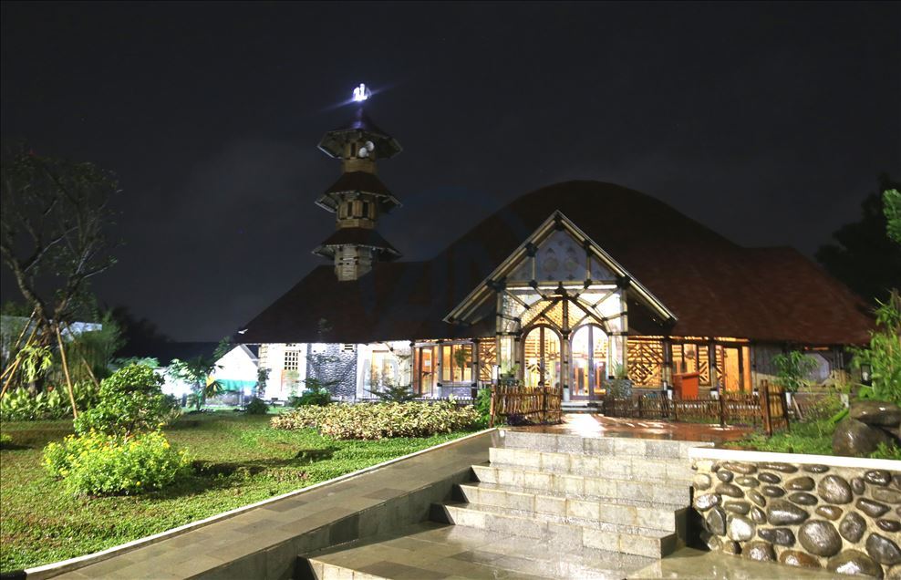 Masjid berbahan bambu terbesar di Indonesia