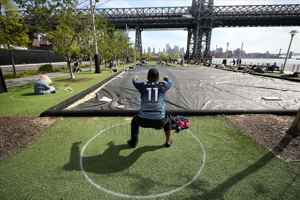 Los neoyorquinos practican el distanciamiento social en un parque de la ciudad