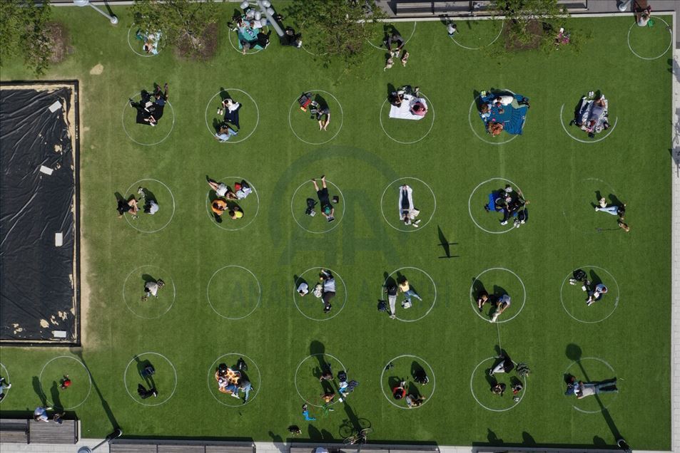 Los neoyorquinos practican el distanciamiento social en un parque de la ciudad