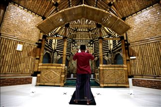 Masjid berbahan bambu terbesar di Indonesia