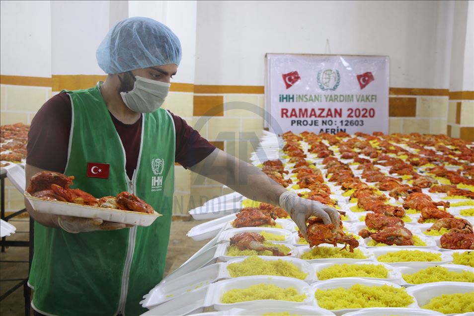 İHH, Afrin'de 20 bin kişilik iftar yemeği dağıttı
